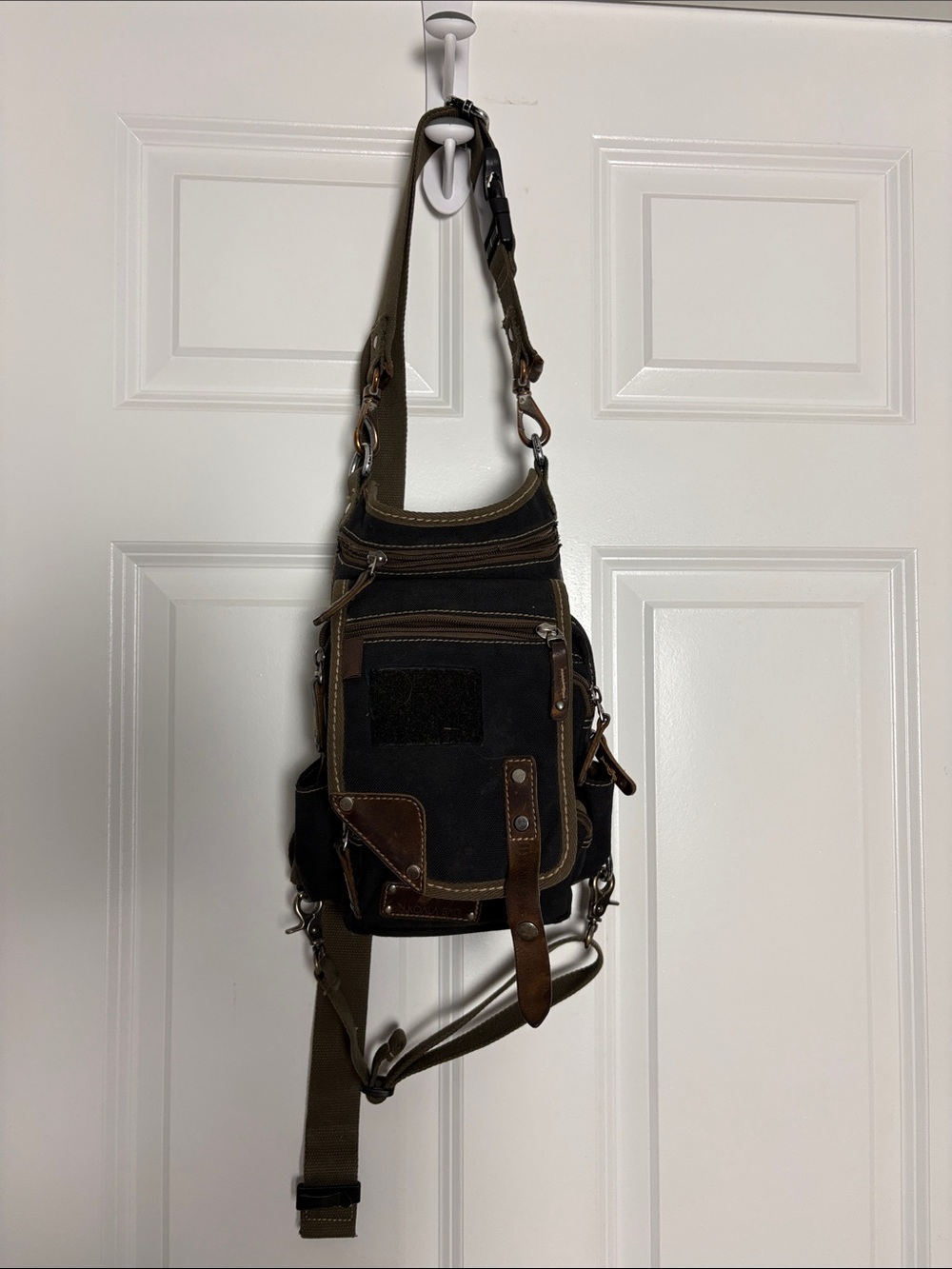 Women’s thigh biker bag broken zipper otherwise good condition